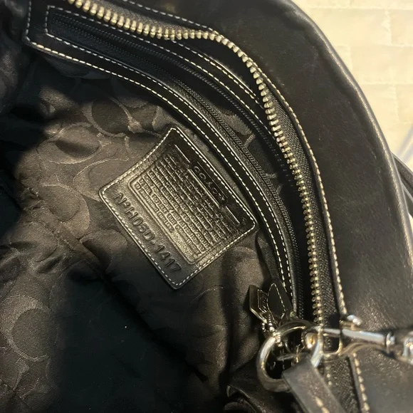 Elegant Black Leather Shoulder Bag - Picture 3 of 5